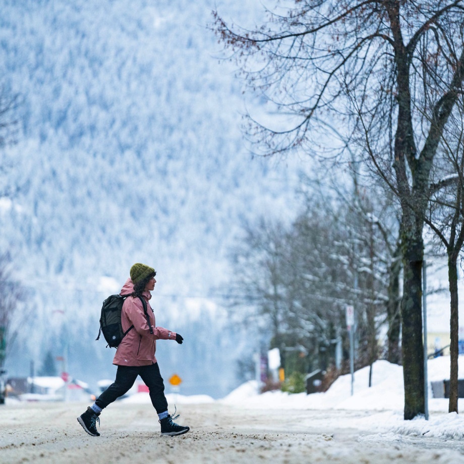 Danner Women's Arctic 600 Side-Zip 7 Black/Spark Blue 200G